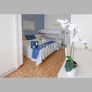 A bed or beds in a room at HOTEL CONTI