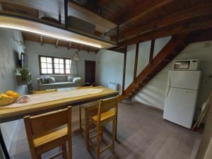 een keuken met een aanrecht en stoelen in een kamer bij Punto Sur-Barlovento -centro Ushuaia in Ushuaia