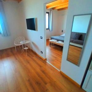 Agriturismo Incanto della Natura的电视和/或娱乐中心