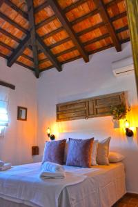een slaapkamer met een groot bed met een houten plafond bij La Esperanza in Medina Sidonia