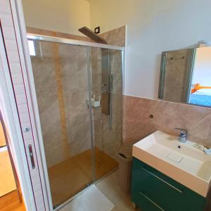 a bathroom with a shower and a sink at Agriturismo Incanto della Natura in Cannara