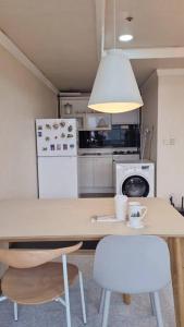 eine Küche mit einem Tisch und Stühlen sowie einem Kühlschrank in der Unterkunft near subway line number 2 in Seoul