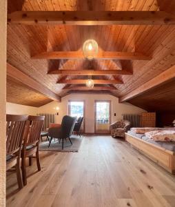 una camera con soffitti in legno e una camera con due letti di Beim Bergfreund a Füssen