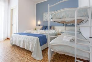A bed or beds in a room at HOTEL CONTI