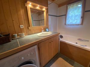 uma casa de banho com um lavatório e uma máquina de lavar roupa em Appartement Samoëns, 4 pièces, 6 personnes - FR-1-624-25 em Samoëns