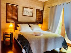 um quarto com uma cama e uma janela em Villa Ava - lagon view 6pax @Moorea - Legends Residence em Haapiti