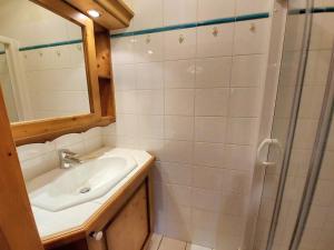 La salle de bains est pourvue d'un lavabo et d'une douche. dans l'établissement Appartement Samoëns, 3 pièces, 6 personnes - FR-1-624-28, à Samoëns