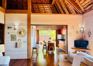 uma sala de estar com um sofá e uma mesa em Villa Ava - lagon view 6pax @Moorea - Legends Residence em Haapiti