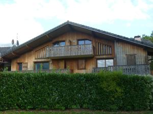 a wooden house with a balcony and a fence at Appartement Samoëns, 2 pièces, 5 personnes - FR-1-624-41 in Samoëns