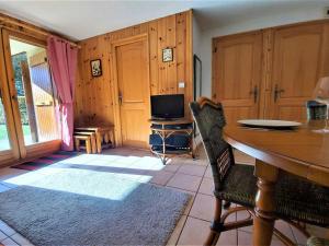 a dining room with a table and a television at Appartement Samoëns, 2 pièces, 4 personnes - FR-1-624-61 in Samoëns