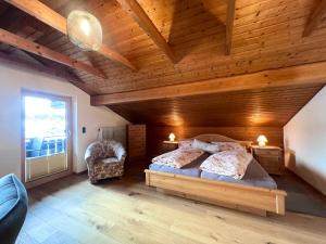 - une chambre avec un lit et un plafond en bois dans l'établissement Beim Bergfreund, à Füssen