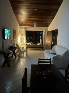 ein Wohnzimmer mit Sofa und Tisch in der Unterkunft Casa Pirambu in Pipa