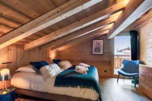 ein Schlafzimmer mit einem großen Bett in einem Holzzimmer in der Unterkunft Superb and familial duplex in Praz-sur-Arly - Welkeys in Praz-sur-Arly
