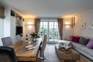 a living room with a table and a couch at Hermes Hü in Wenningstedt