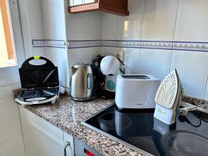 um balcão de cozinha com vários electrodomésticos em Apartamento en Marbella em Marbella