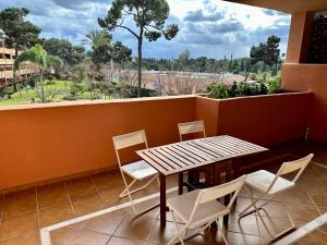 マルベーリャにあるApartamento en Marbellaの景色を望むバルコニー(テーブル、椅子付)