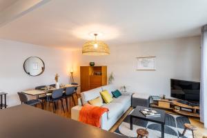 Televízia a/alebo spoločenská miestnosť v ubytovaní Le ViLoNa - T3 moderne avec parking privé + 7 fotografií