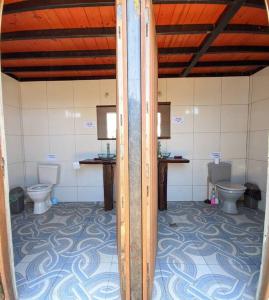 - Baño con 2 aseos y 2 lavabos en Green Door, en Punta del Diablo
