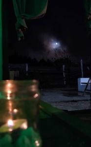 una persona haciendo un truco en una patineta por la noche en Green Door, en Punta del Diablo