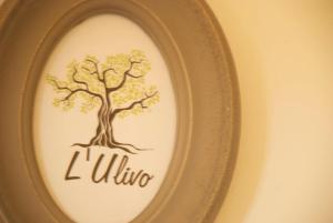 een ingelijste afbeelding van een boom op een muur bij Alle Terme B&B in Rapolano Terme
