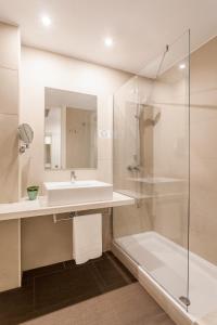 een badkamer met een wastafel en een douche bij AZZ Valencia Táctica Hotel in Paterna