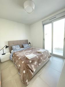 Tempat tidur dalam kamar di Apartamento Campana Bay con vistas a Benidorm