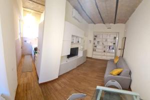 A television and/or entertainment centre at Julia nel cuore di Trastevere