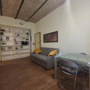 A television and/or entertainment centre at Julia nel cuore di Trastevere