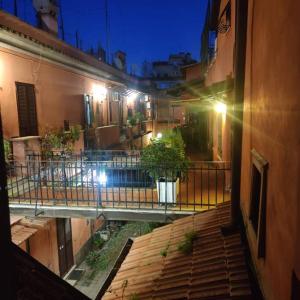 A balcony or terrace at Julia nel cuore di Trastevere