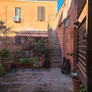 an alley with a staircase in front of a building at Julia nel cuore di Trastevere in Rome