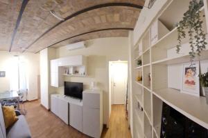 A television and/or entertainment centre at Julia nel cuore di Trastevere