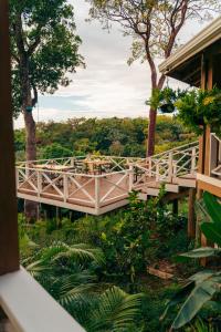 Aed väljaspool majutusasutust Blue Roatan Resort