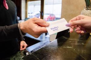 uma pessoa segurando um pedaço de papel com um bilhete em Hotel Valles em Mar del Plata