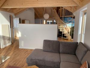 Waidlerland Waldkirchen Chalets的休息区