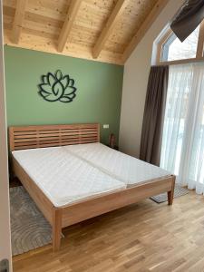 Waidlerland Waldkirchen Chalets客房内的一张或多张床位