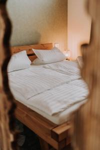 Waidlerland Waldkirchen Chalets客房内的一张或多张床位