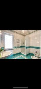 - Baño con 2 lavabos y 2 aseos en VILLA OLGA LUXURY CAPRI en Capri