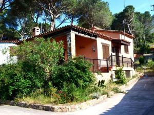 una casa con un perro parado frente a ella en Villa Anna, en Begur