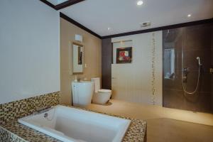 a bathroom with a tub and a shower and a toilet at Dao Villa in Dongshan