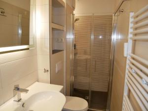 Ein Badezimmer in der Unterkunft Haus Roland- Whg 23 mit Schwimmbad und Sauna