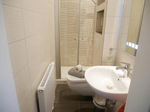 Ein Badezimmer in der Unterkunft Haus Roland- Whg 23 mit Schwimmbad und Sauna
