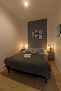 ein Schlafzimmer mit einem Bett mit zwei Handtüchern darauf in der Unterkunft Atelier Arthaud in Brest
