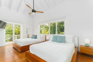 Voodi või voodid majutusasutuse Blue Roatan Resort toas