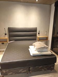 Una cama en una habitación con toallas. en Terrazas Pinar 4 en Monte Hermoso