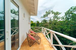 Rõdu või terrass majutusasutuses Blue Roatan Resort