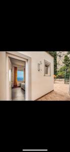 Zimmer mit einer Tür zum Wohnzimmer in der Unterkunft VILLA OLGA LUXURY CAPRI in Capri