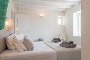 Postel nebo postele na pokoji v ubytování Villa KLAR, on the Outskirts of Naousa , Paros