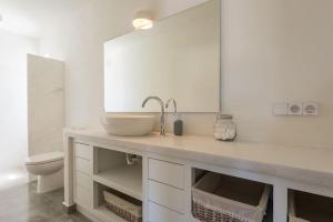 Kuchyň nebo kuchyňský kout v ubytování Villa KLAR, on the Outskirts of Naousa , Paros + 45 fotografií