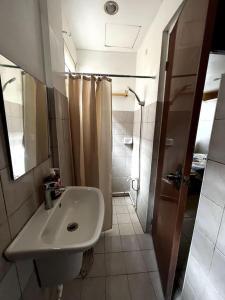 y baño con lavabo y ducha. en Lovely 3-Bed House in Talisay Cebu Philippines, en Talisay