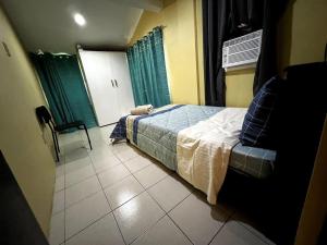 1 dormitorio con 1 cama y suelo de baldosa en Lovely 3-Bed House in Talisay Cebu Philippines, en Talisay